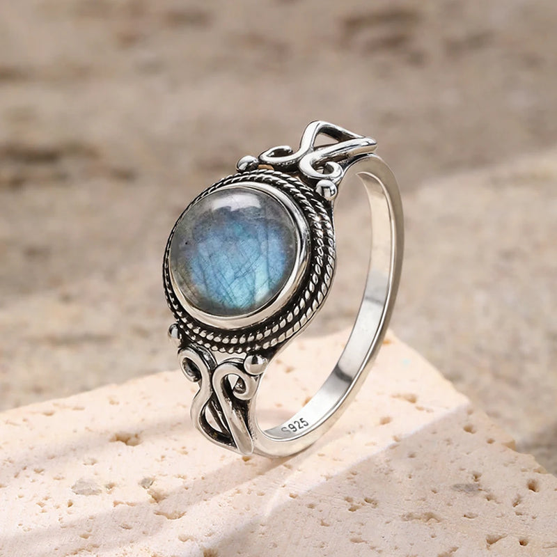 Bague labradorite véritable de 8 mm inclinée en lumière rasante, éclat bleu-vert sur monture en argent 925