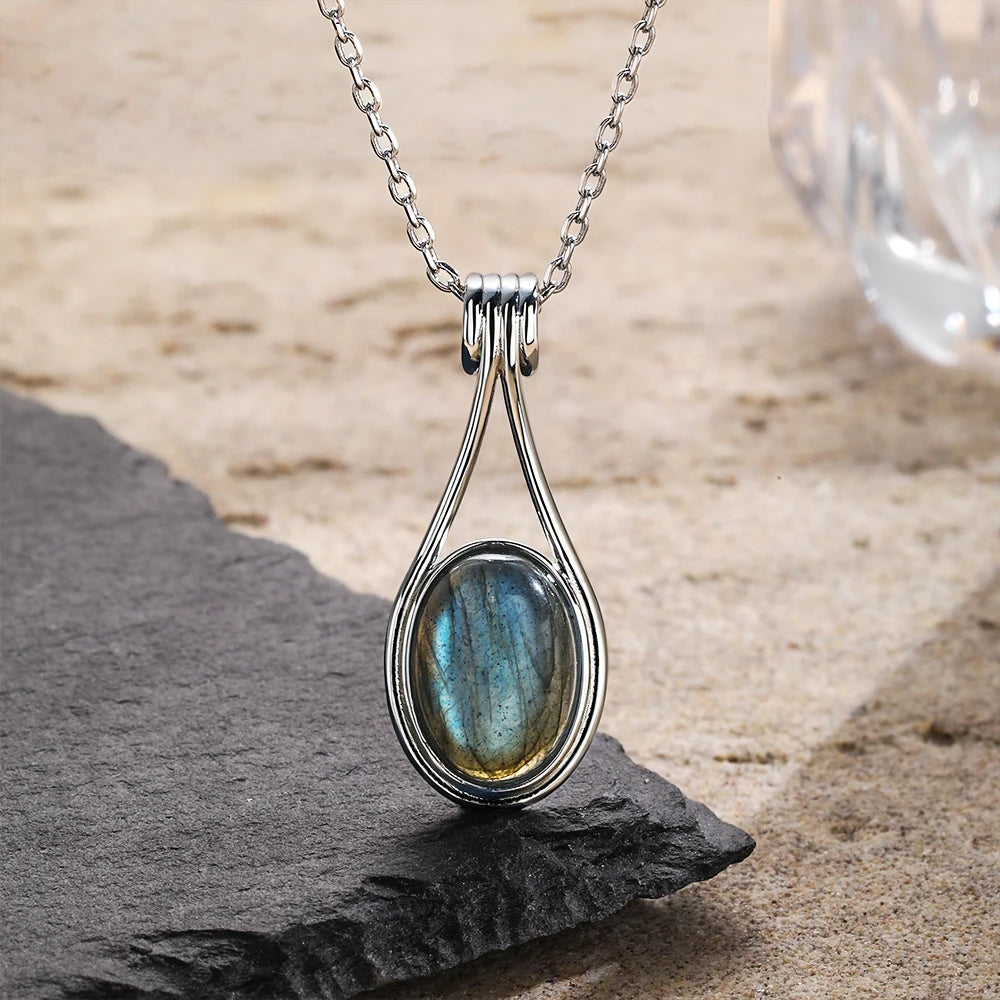 Pendentif labradorite bleue ovale 10x14 mm sur monture argentée, labradorescence bleue en gros plan