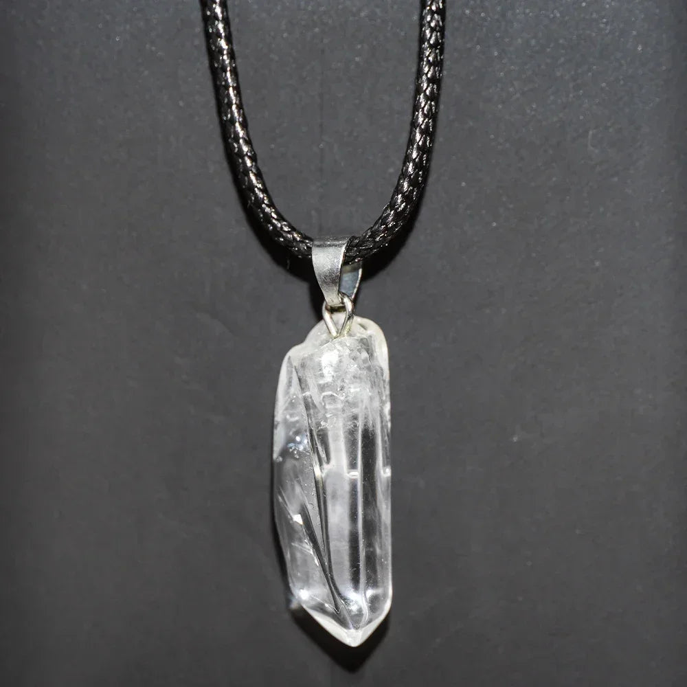 Pendentif cristal de roche brute naturelle cordon cuir - lithotherapie