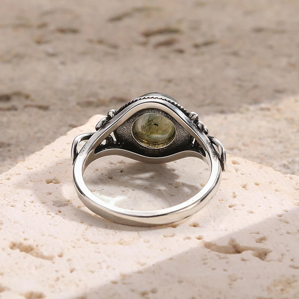 Bague labradorite véritable vue de profil, anneau en argent travaillé