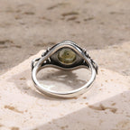 Bague labradorite véritable vue de profil, anneau en argent travaillé