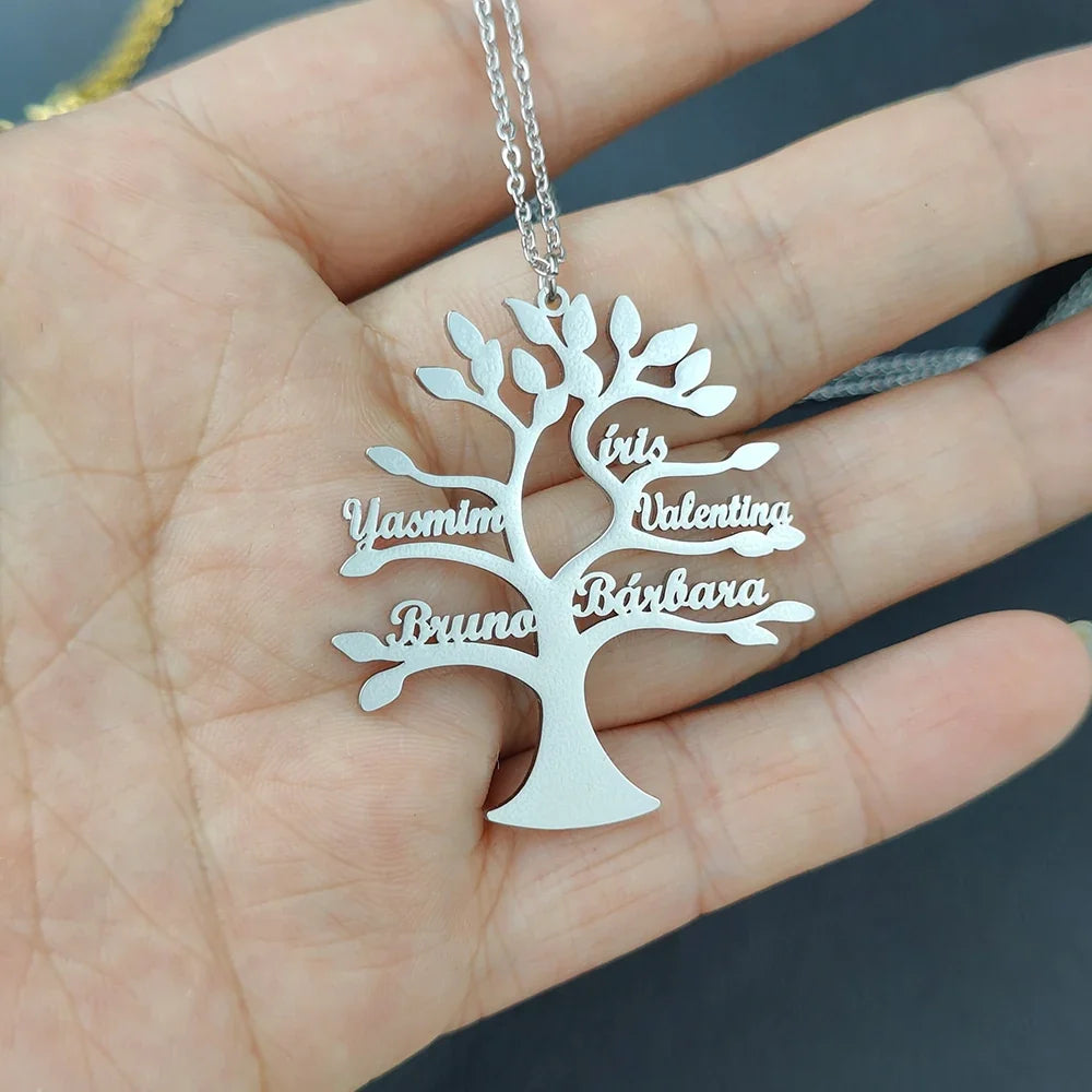Collier arbre de vie prénom porté sur un pull uni