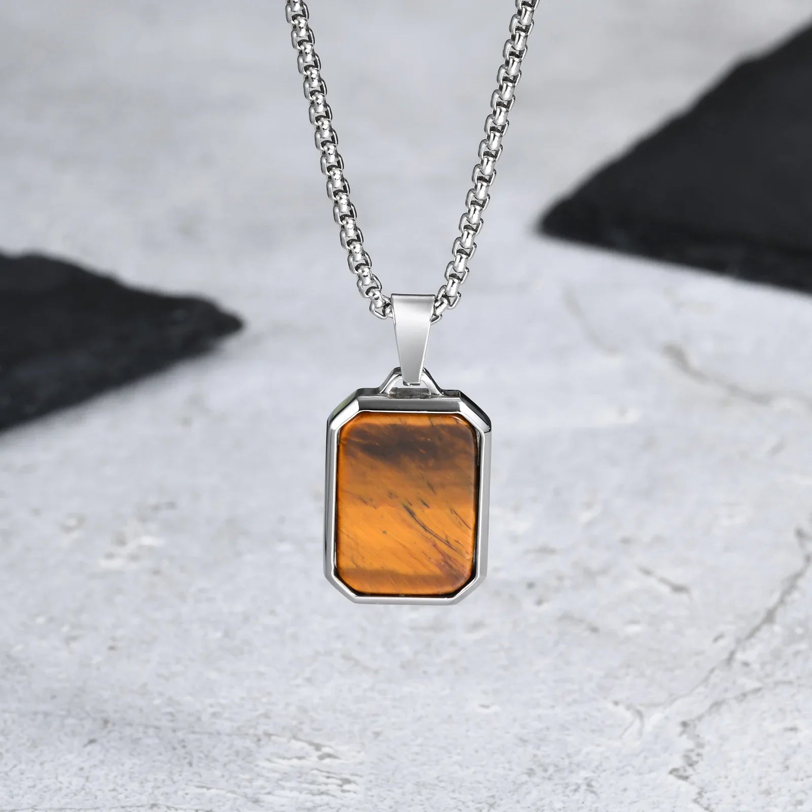Collier homme pierre naturelle œil de tigre en finition dorée sur chaîne acier