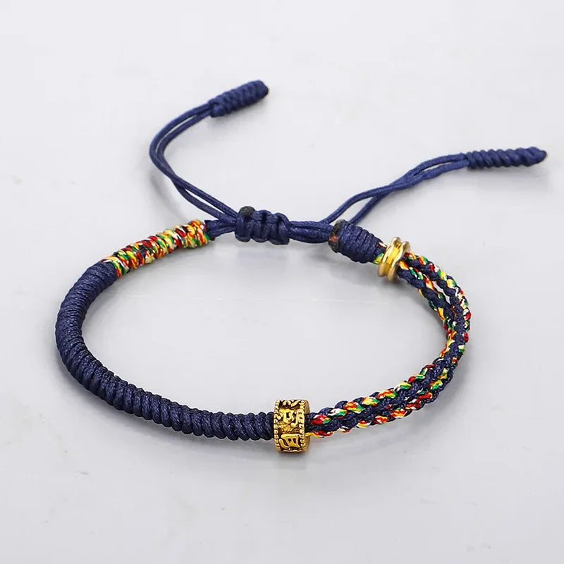 Bracelet tibétain tressé rouge porte-bonheur porté au poignet