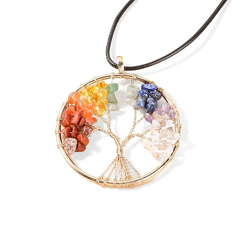 Collier arbre de vie 7 chakras en pierres naturelles porté sur cordon noir
