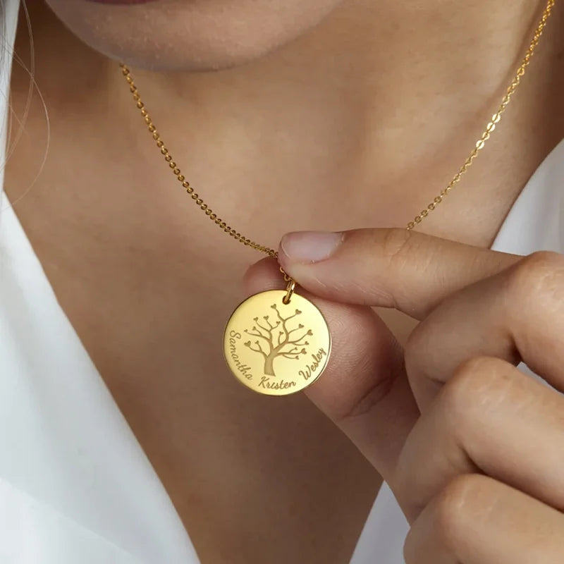 Collier arbre de vie personnalisé or rose porté au cou