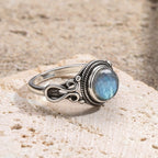 Bague labradorite en argent 925, vue de trois quarts sur pierre claire