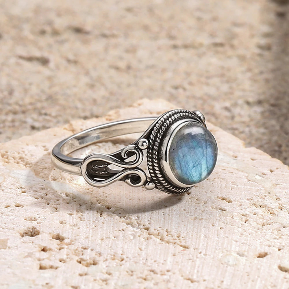 Bague labradorite en argent 925, vue de trois quarts sur pierre claire