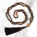 Mala à pompon 108 perles en œil de tigre, cabochon carré