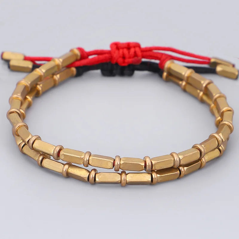 Bracelet tibétain perles de cuivre doré sur cordon rouge porte-bonheur