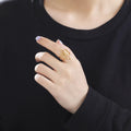 Bague fleur de lotus dorée en acier inoxydable portée au doigt