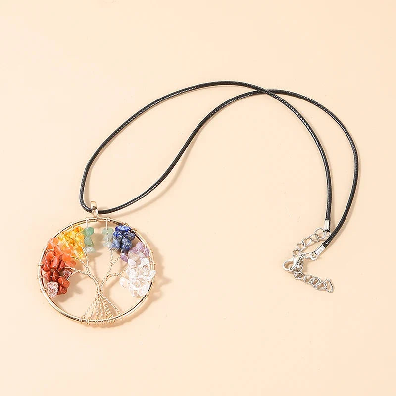 Pendentif arbre de vie 7 chakras en laiton doré vu de près