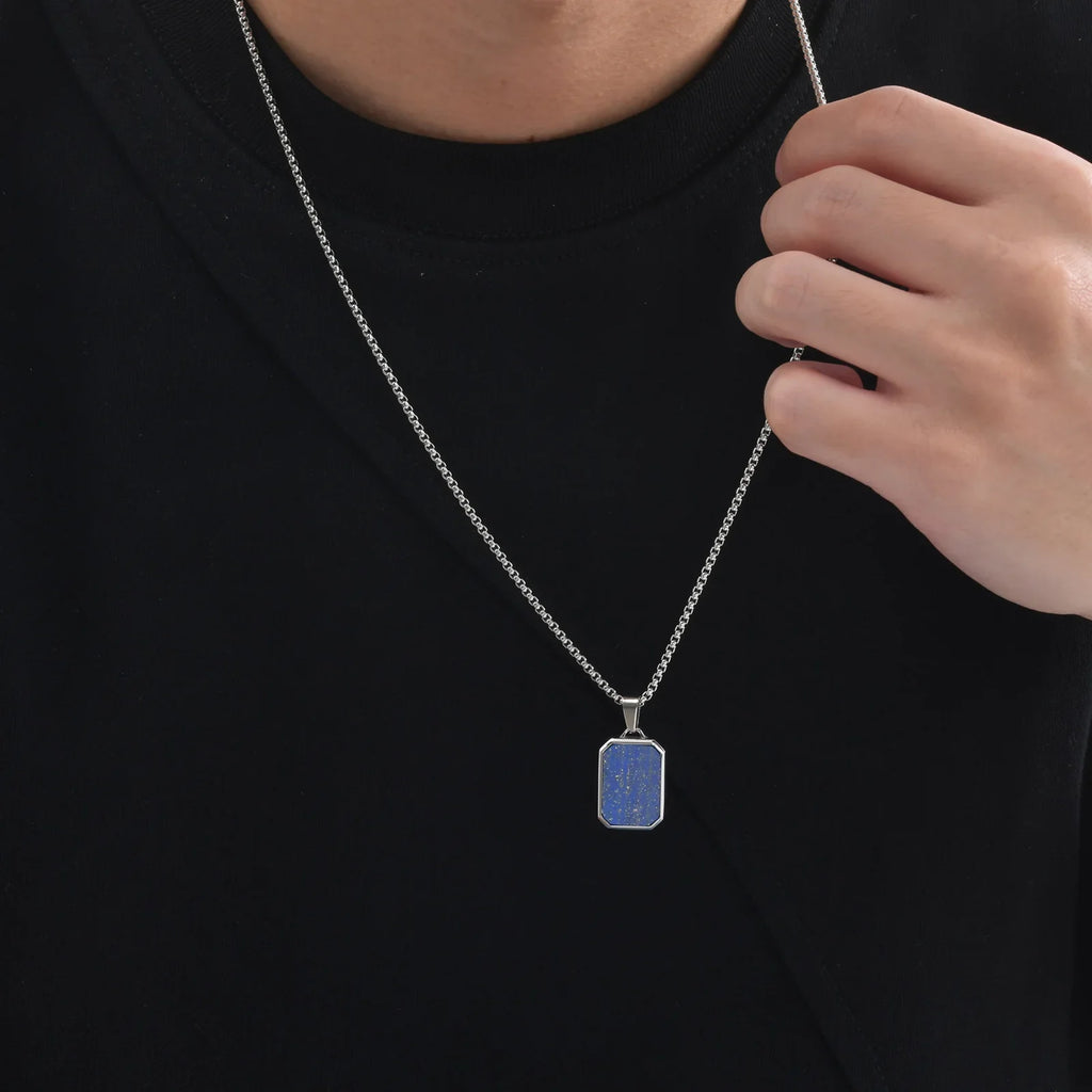 Collier homme pierre naturelle porté, chaîne acier 55 cm sur t-shirt