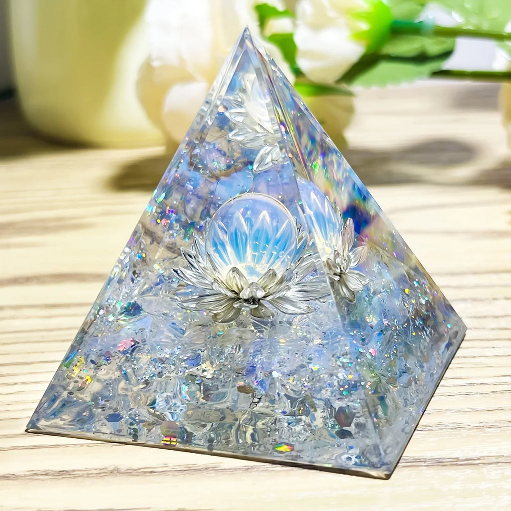 Pyramide orgonite fleur de lotus cristaux - detail