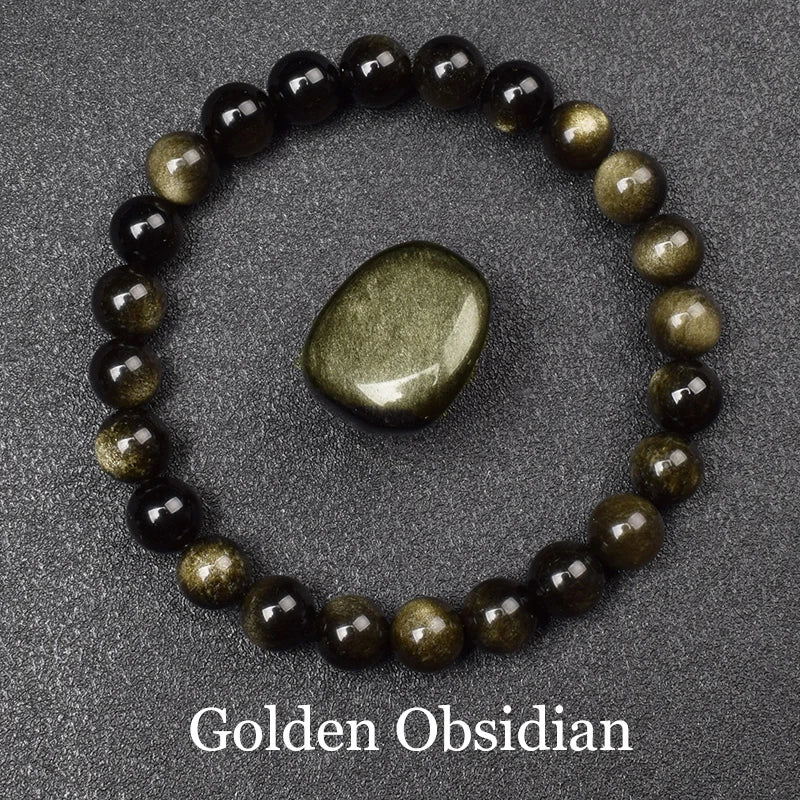 Bracelet obsidienne dorée de perles 8 mm au poignet, voile doré visible en lumière rasante