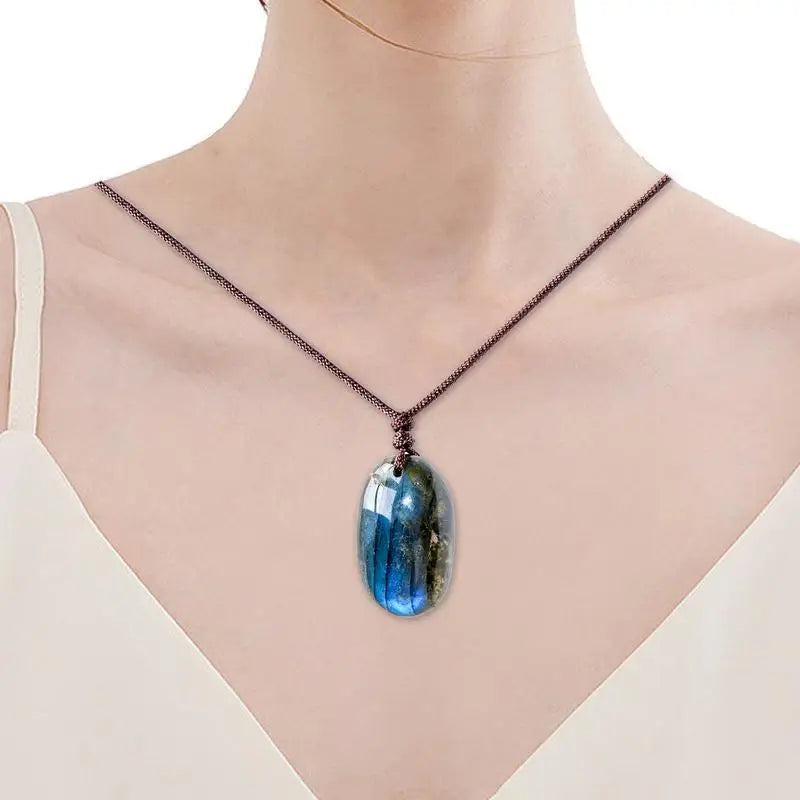 Collier labradorite naturelle porté, galet poli sur cordon tressé brun