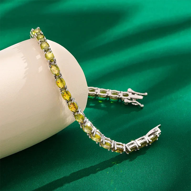 Bracelet péridot porté au poignet, pierres ovales facettées vert olive