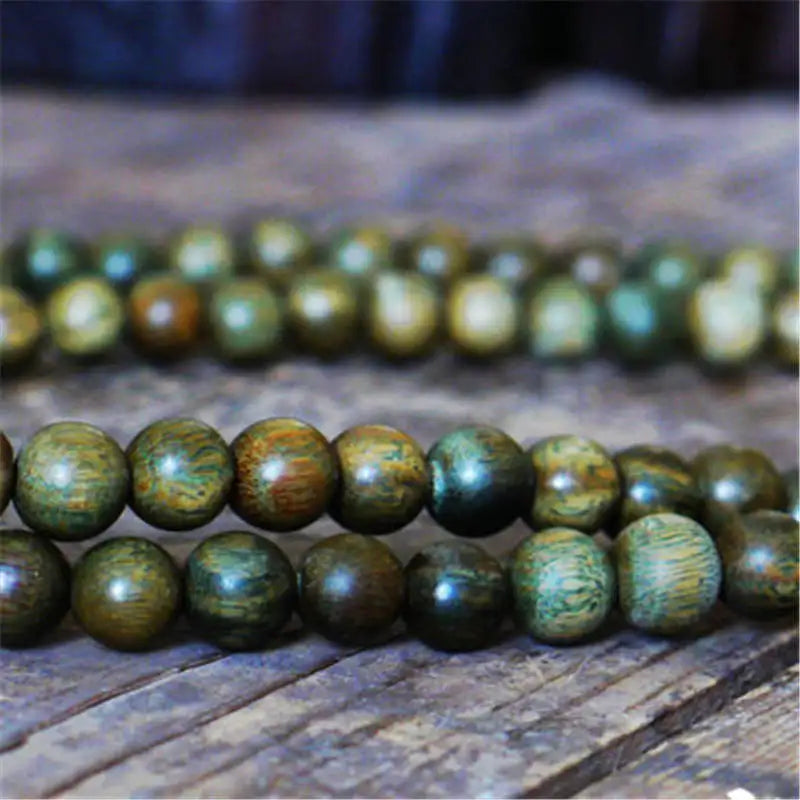 Bracelet mala 108 perles déployé en collier sur fond neutre
