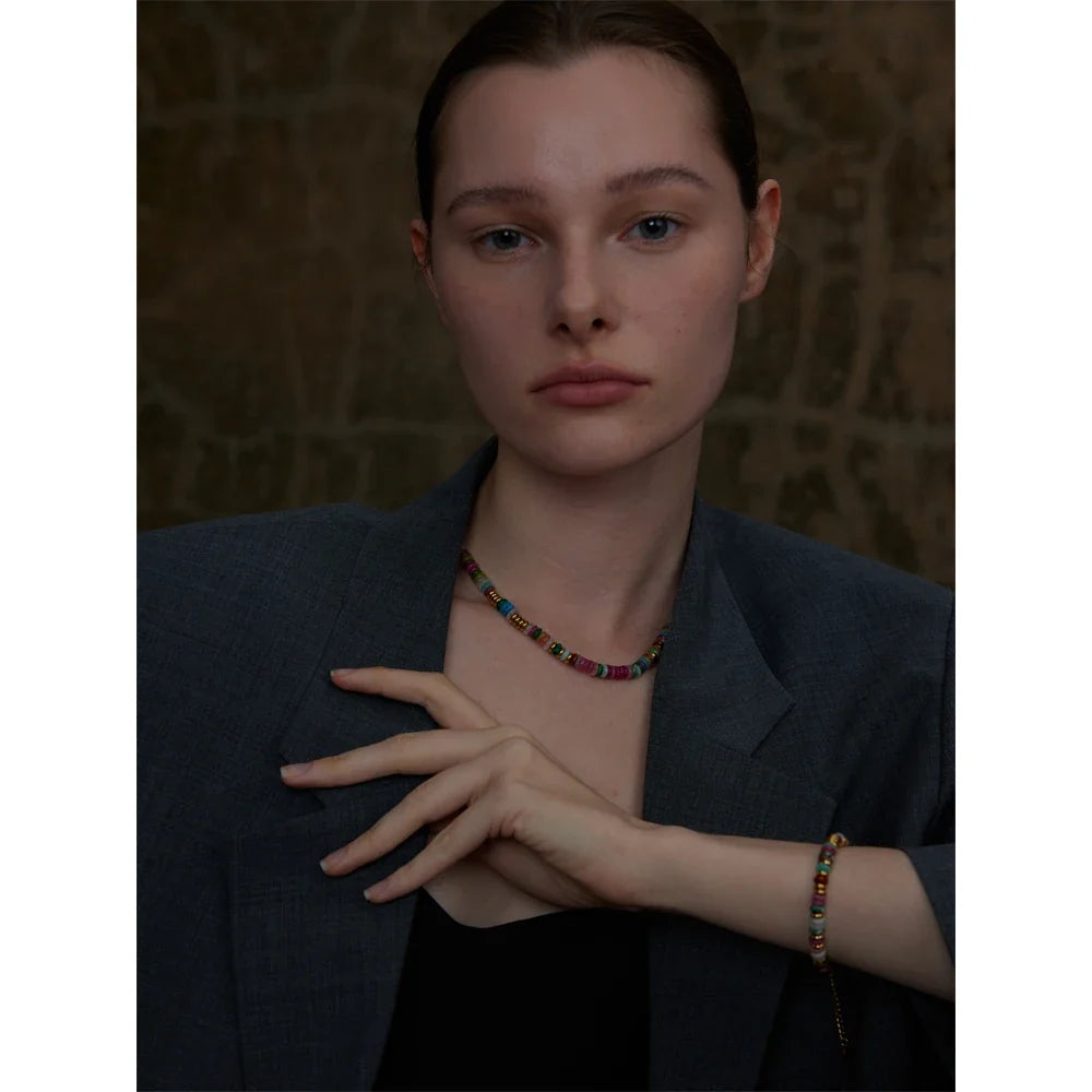Détail de la perle baroque d'eau douce décentrée sur le collier