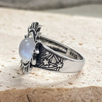 Bague pierre de lune vue de profil, gravure étoile sur l'anneau argent