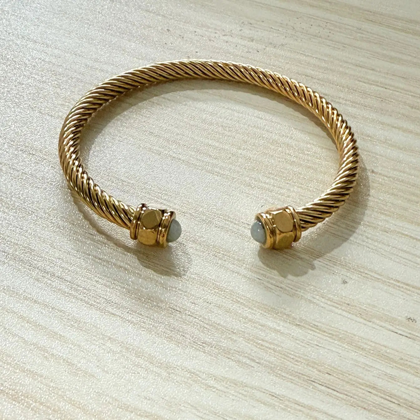 Détail du cabochon rond poli du bracelet jonc en pierre naturelle