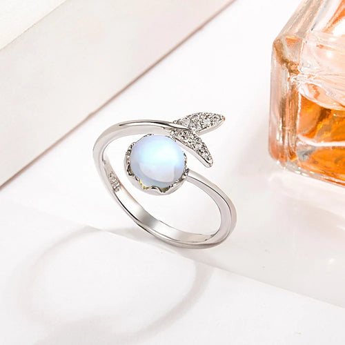 Bague ajustable pierre de lune portée à l'index, anneau ouvert en argent 925 motif queue de poisson