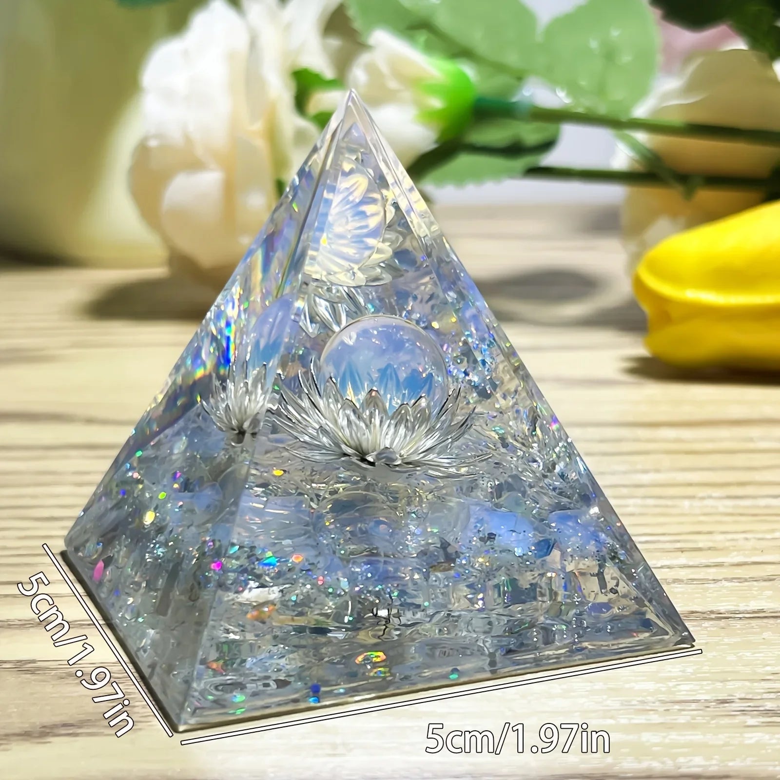 Pyramide orgonite fleur de lotus cristaux - detail