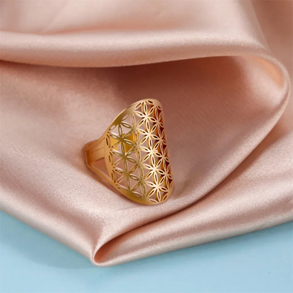 Bague fleur de vie argentée, anneau ouvert réglable vu de profil