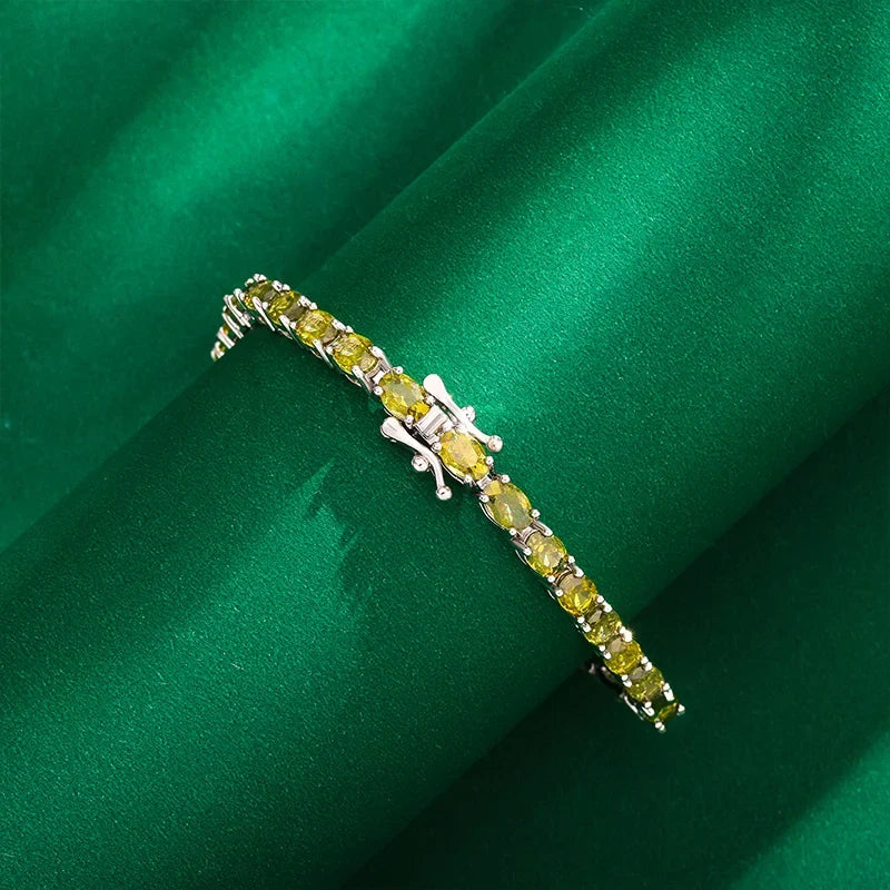 Bracelet péridot, pierre de naissance du mois d'août, sur fond neutre