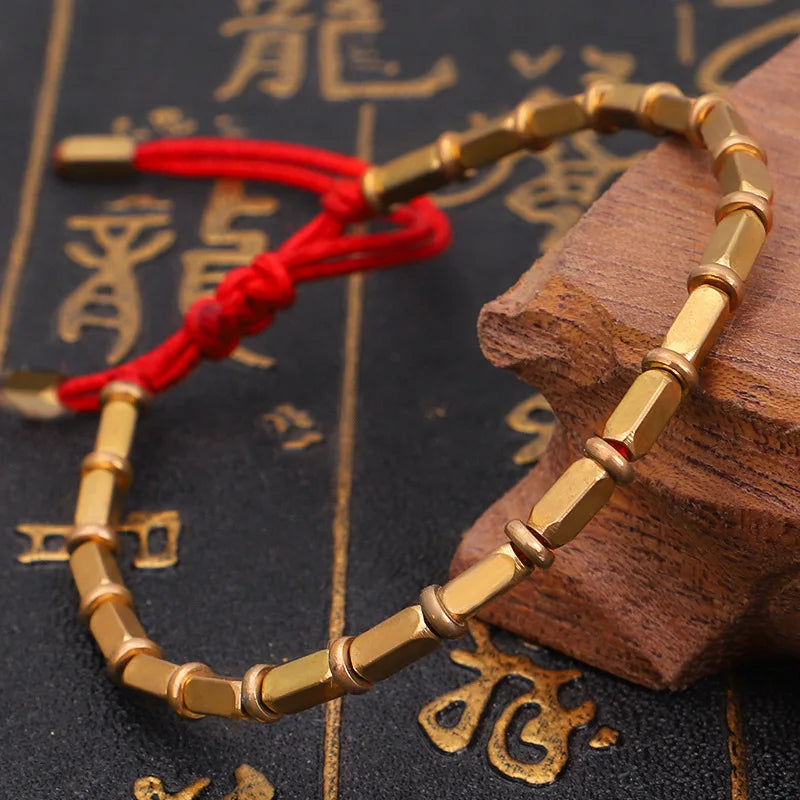 Détail des perles tubulaires en cuivre doré du bracelet tibétain