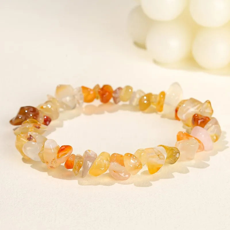 Bijou 7 chakras en éclats bruts, gros plan sur le cristal de roche
