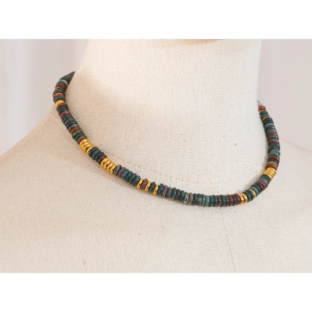 Détail du collier ras de cou pierre naturelle et intercalaires acier doré