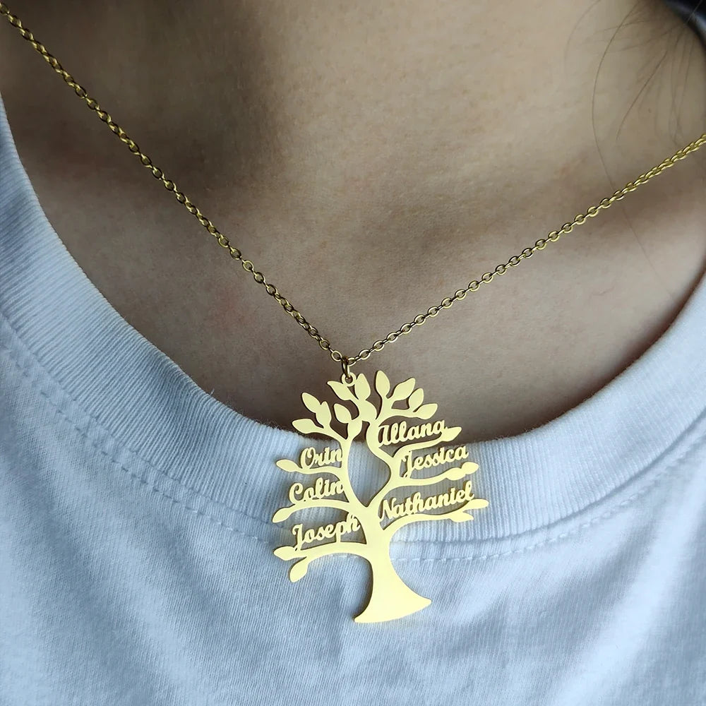 Détail des prénoms soudés sur les branches du collier arbre de vie