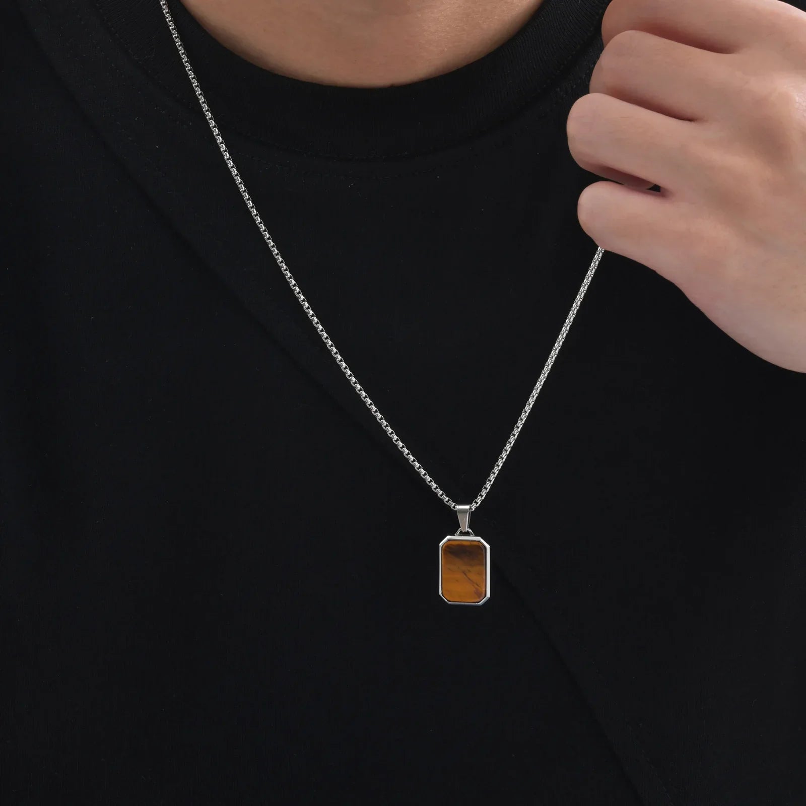 Détail du pendentif collier homme pierre naturelle, veines de calcite et pyrite