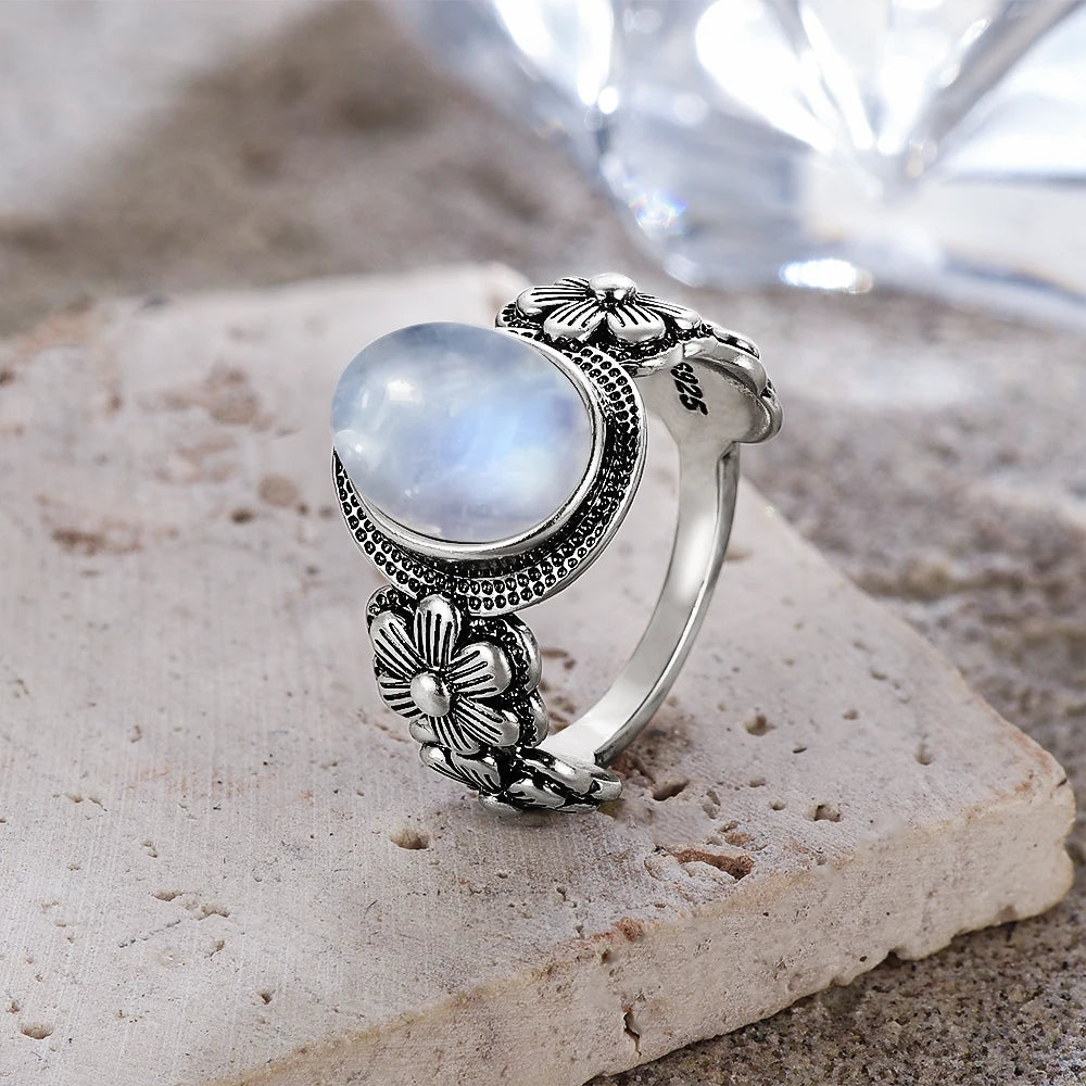 Bague fiançailles pierre de lune ovale sertie dans une petite fleur en argent 925 ciselé