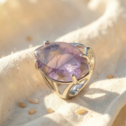 Bague Améthyste réglable en pierre naturelle, présentée sur du lin écru