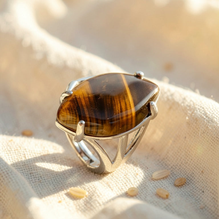 Bague Œil de Tigre réglable en pierre naturelle, présentée sur du lin écru