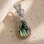 Collier labradorite femme serti fil de cuivre — Goutte argentée — détail macro