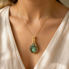 Collier labradorite femme serti fil de cuivre — Goutte dorée — porté