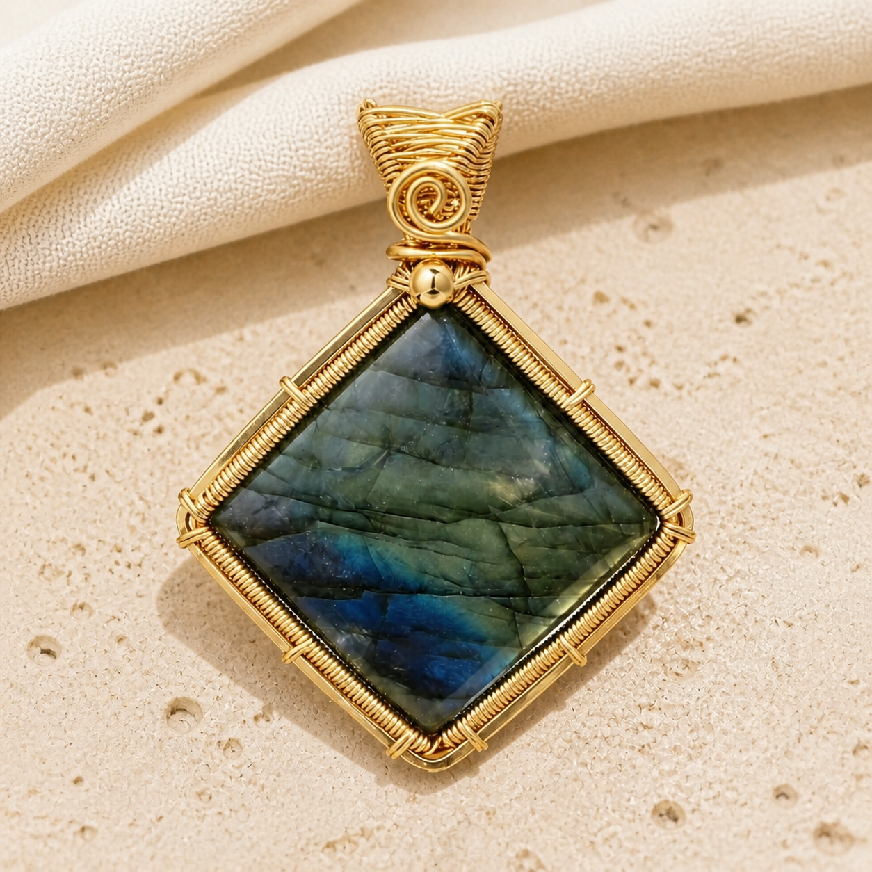 Collier labradorite femme serti fil de cuivre — Losange doré — détail macro