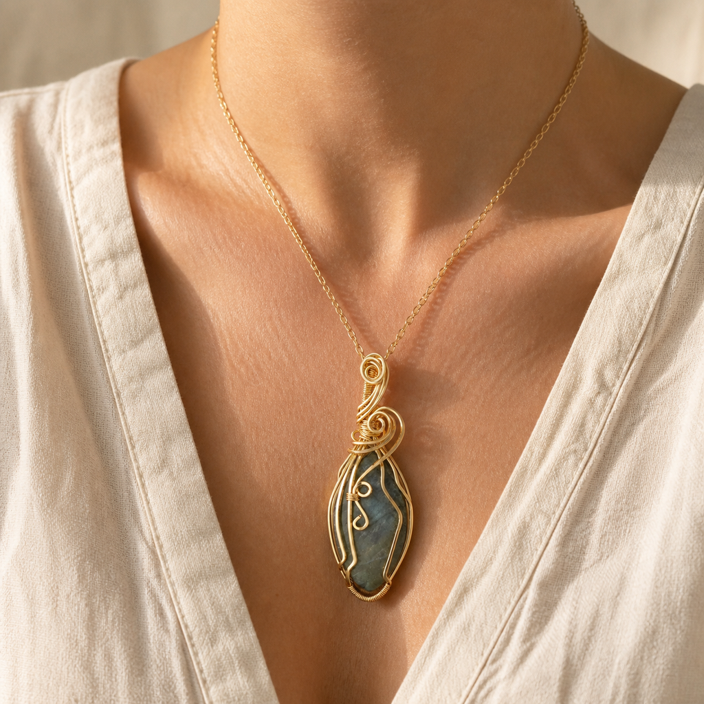 Collier labradorite femme serti fil de cuivre — Navette dorée — porté