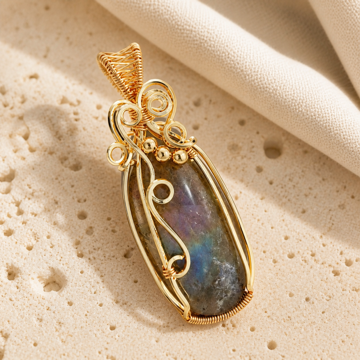 Collier labradorite femme serti fil de cuivre — Ovale arabesque doré — détail macro