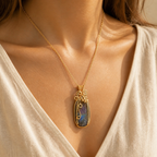 Collier labradorite femme serti fil de cuivre — Ovale arabesque doré — porté