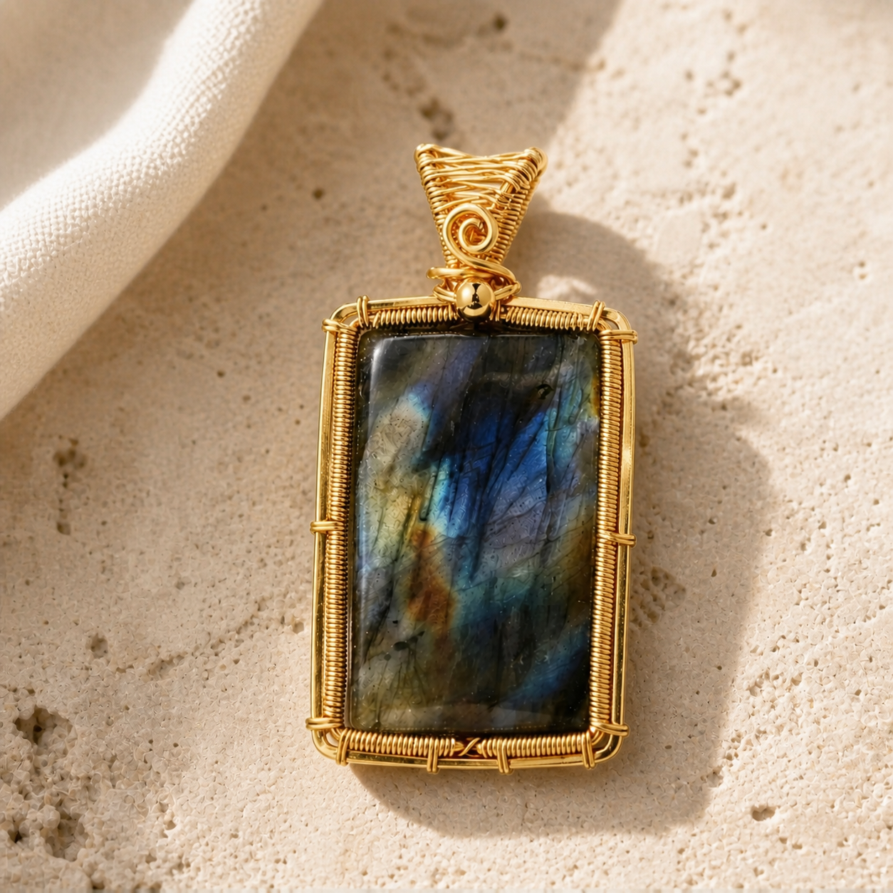 Collier labradorite femme serti fil de cuivre — Rectangle doré — détail macro