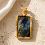 Collier labradorite femme serti fil de cuivre — Rectangle doré — détail macro