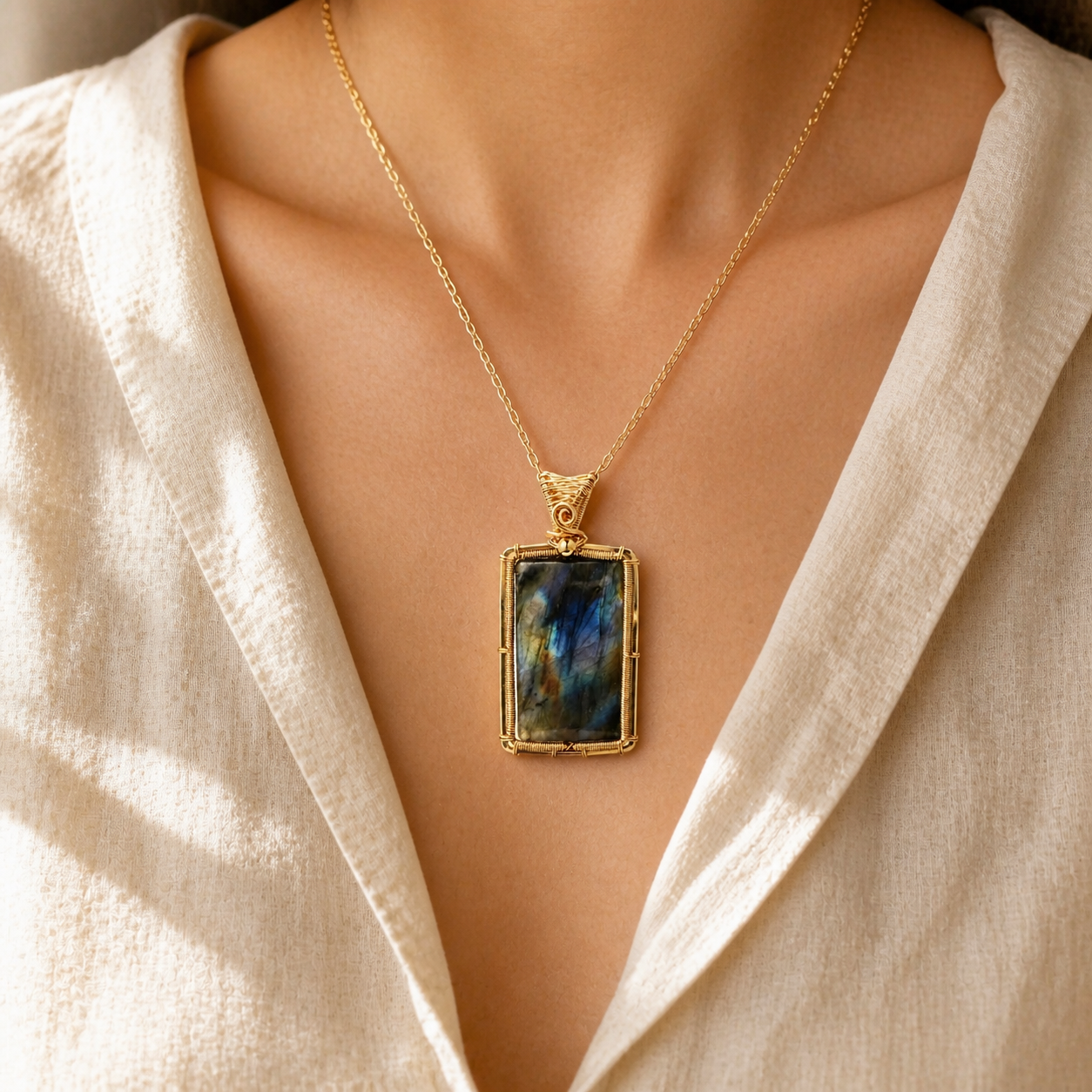 Collier labradorite femme serti fil de cuivre — Rectangle doré — porté
