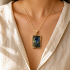 Collier labradorite femme serti fil de cuivre — Rectangle doré — porté