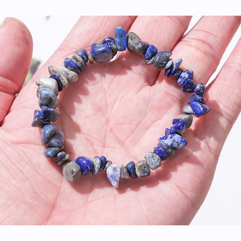 Détail des éclats d'améthyste et lapis-lazuli du bracelet 7 chakras