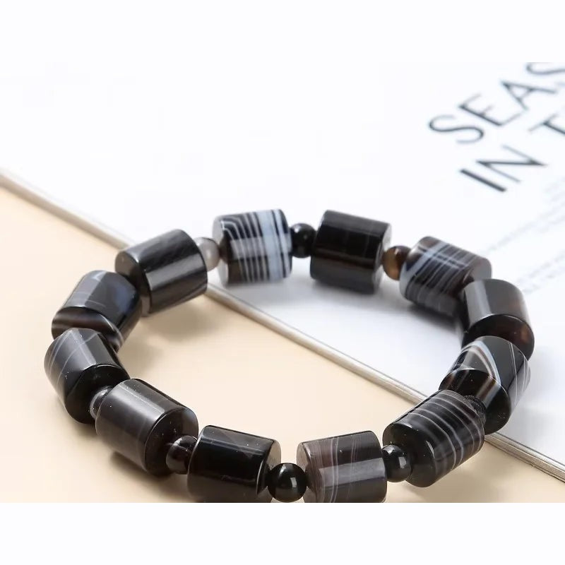 Bracelet agate dentelle noire 12 mm, perles tubes portées au poignet
