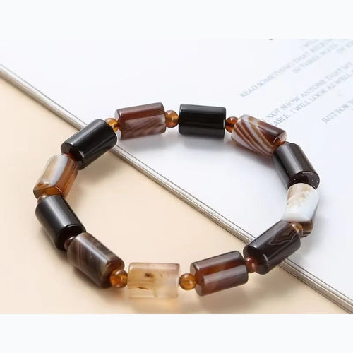 Bracelet agate rubanée 8 mm teinte café sur fond clair
